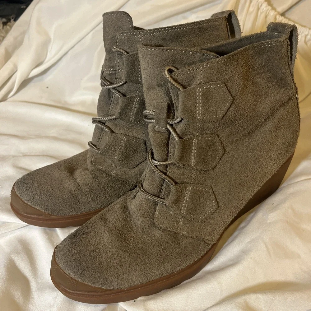 Sorel Women's Toronto Wedge Mushroom Color Suede Bootie Size 9.5